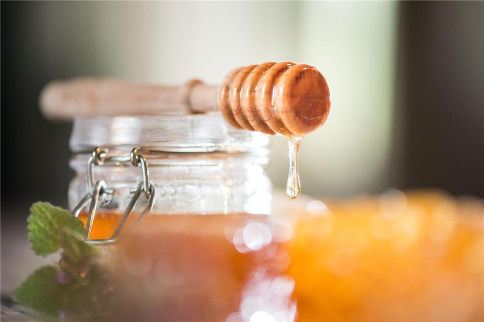 Honig, Suppe, Wickel: Erkältungs-Hausmittel im Check Honig hält sich nicht nur ewig, er wirkt auch antibakteriell, antiviral und entzündungshemmend - eine klebrige Wunderwaffe.Franziska Gabbert/dpa-tmn