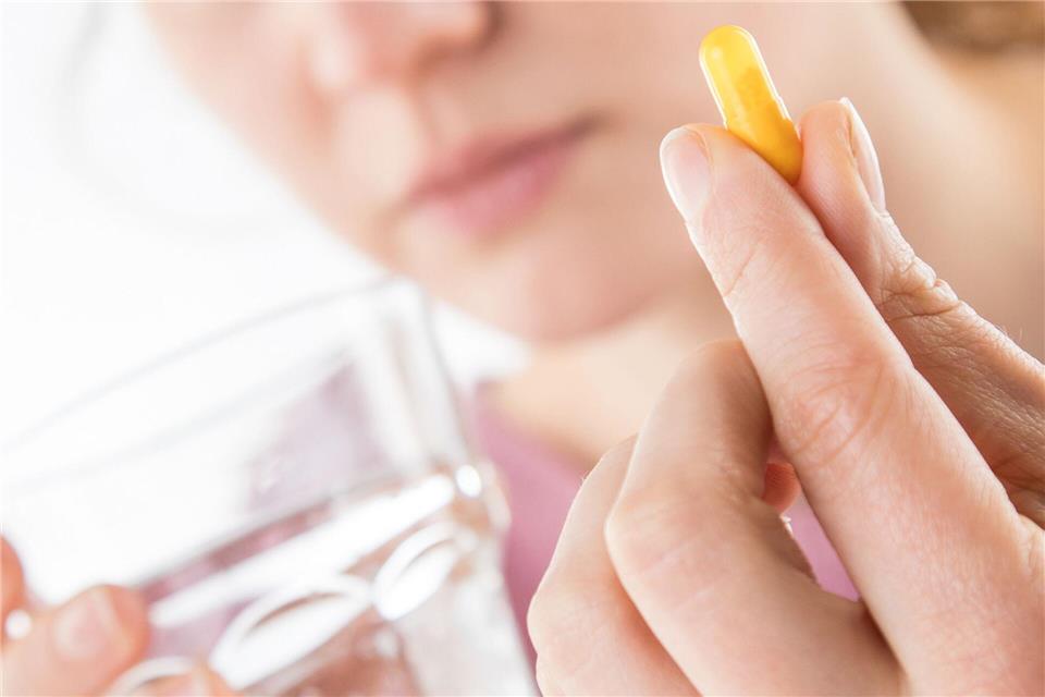 Hormonpräparate und pflanzliche Mittel sollen Frauen die typischen Beschwerden der Wechseljahre nehmen.picture alliance/dpa/dpa-tmn