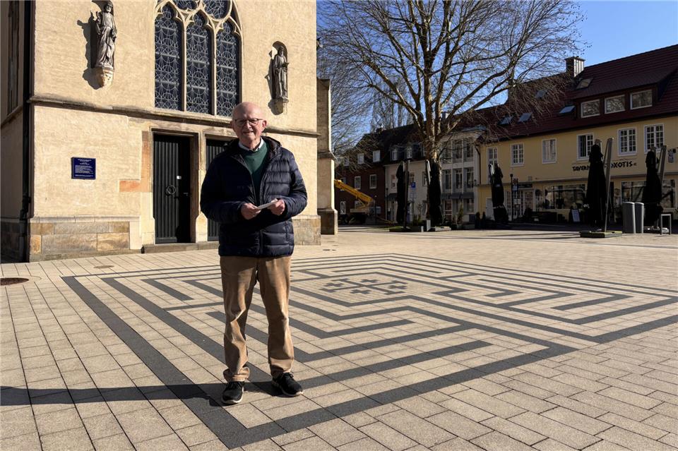 Horst Fasel hat den Anstoß zur Gestaltung des gepflasterten Labyrinths auf dem Remigius-Kirchplatz gegeben.