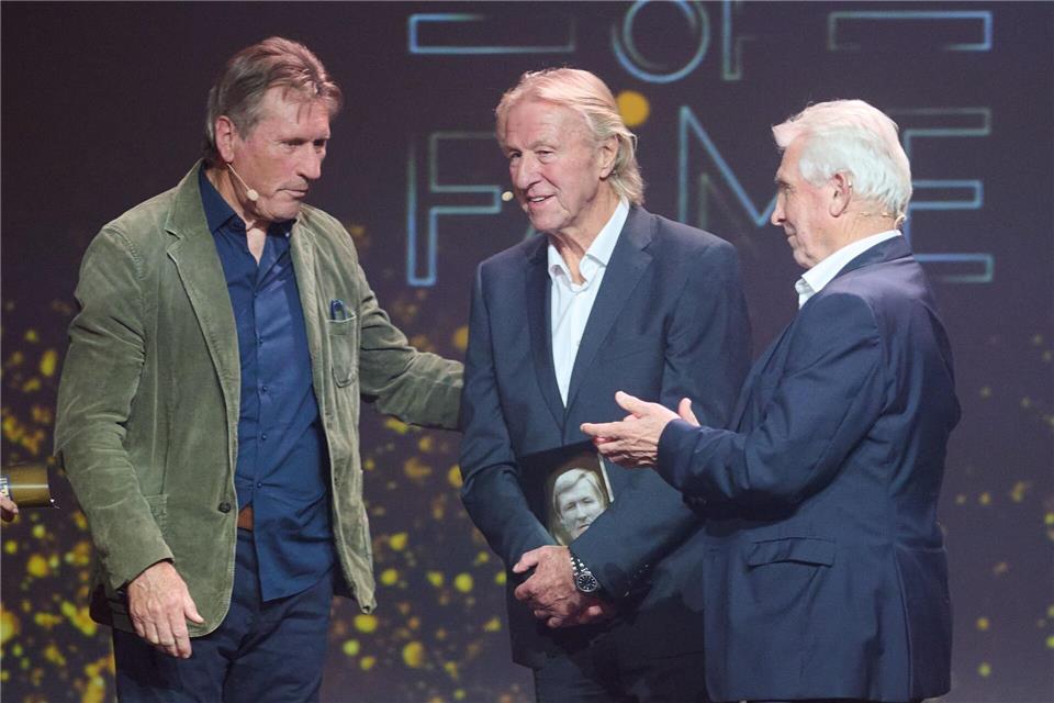 Horst Hrubesch (M) hatte bei seiner Ehrung gute Laune.Bernd Thissen/dpa