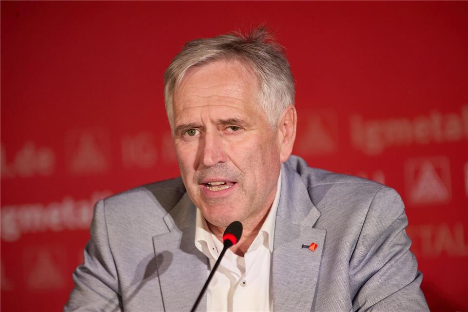 Horst Ott, der Landesvorsitzende der IG Metall Bayern, befürchtet einen massiven Jobverlust in der Autoindustrie. (Archivbild)Georg Wendt/dpa