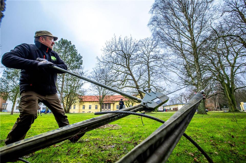 Horst Stobbe bei der Arbeit: Per Hand und Zugwinde wird Tonnenlast generiert. Jens Büttner/dpa