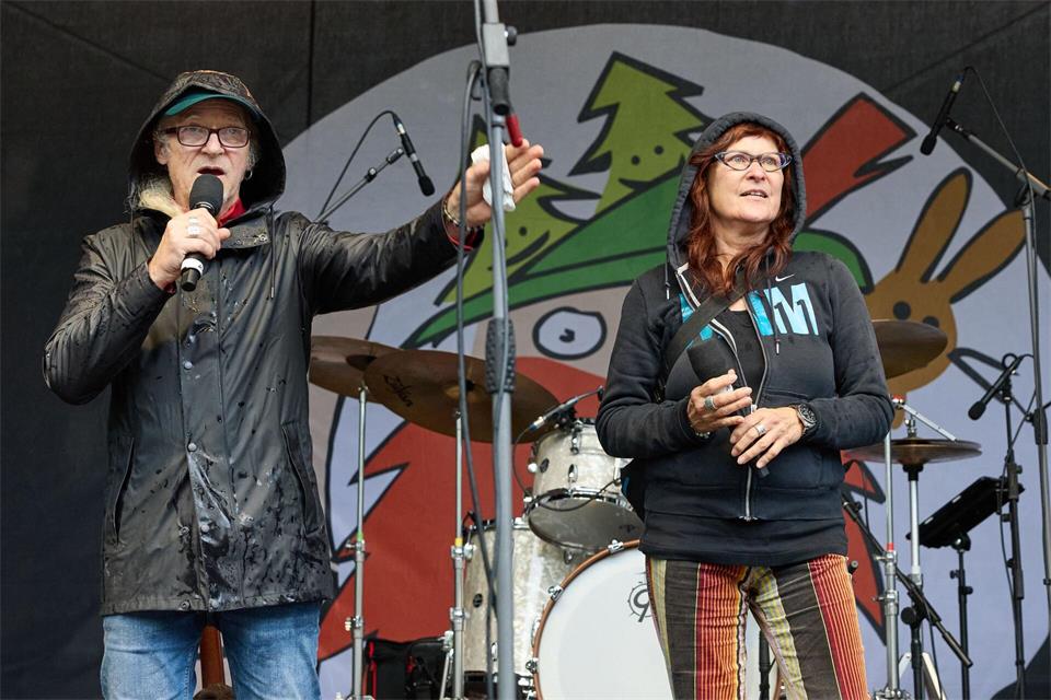 Horst und Birgit Lohmeyer, Veranstalter, stehen zur Eröffnung am zweiten Tag des Festivals „Jamel rockt den Förster“ auf der Bühne.Georg Wendt/dpa