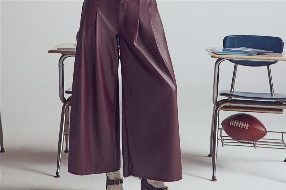 Herbst & Winter: Die wichtigsten Trends in der Damenmode Hosen sind fast durchweg weit geschnitten, wie die Palazzohose von Mother in der Trendfarbe „Italian Plum“ (Top ca. 351 Euro, Hose ca. 360 Euro).Mother/dpa-tmn