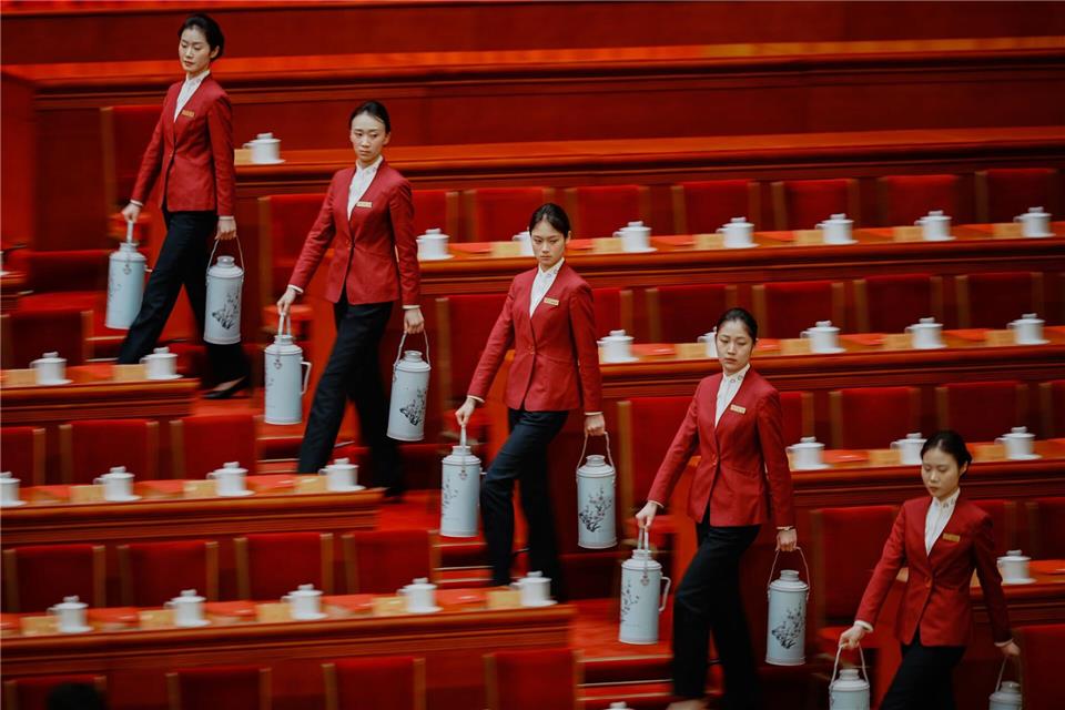 Hostessen bereiten Tee für die Delegierten vor der Abschlusszeremonie der Politischen Konsultativkonferenz des Chinesischen Volkes (CPPCC) in der Großen Halle des Volkes vor.Vincent Thian/AP/dpa