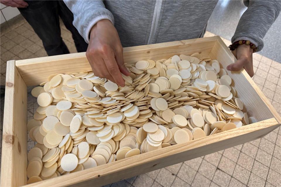 Hostienbacken ist viel Handarbeit. (Archivbild)Birgit Reichert/dpa