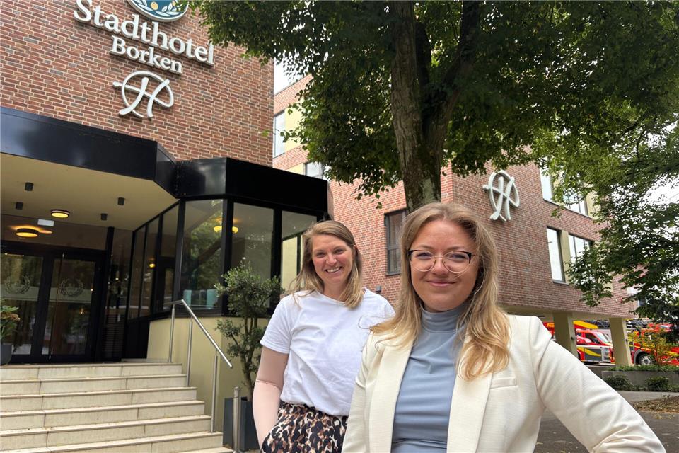 Borken hat jetzt ein Hotel mit über 100 Zimmern Hotelmanagerin Sophie Hackmann (vorne) und Unternehmenssprecherin Nadine Rüther vor den beiden Gebäuden des Stadthotels am Butenwall.