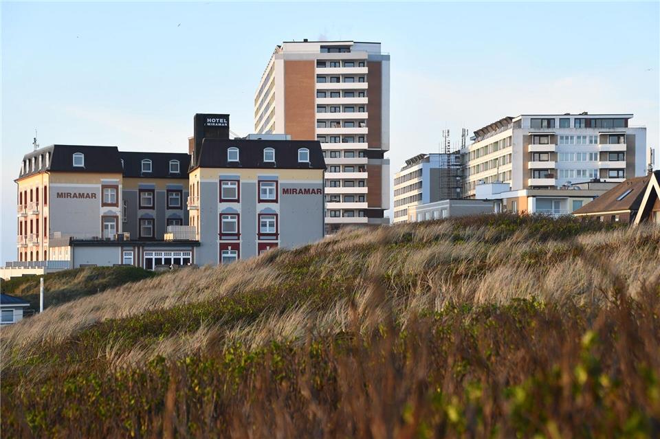 Hotels und Ferienwohnungen auf Sylt gibt es zahlreiche - einige Wohnungen werden laut Behörden aber illegal vermietet. (Archivbild) Lea Sarah Albert/dpa