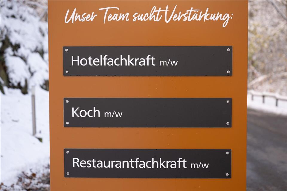 Hotels und Gastronomie klagen über Fachkräftemangel - die Grenzregion Spree-Neiße im Osten Brandenburgs reagiert nun unter anderem mit einer neuen Online-Plattform für junge Menschen. (Symbolbild)Sebastian Kahnert/dpa
