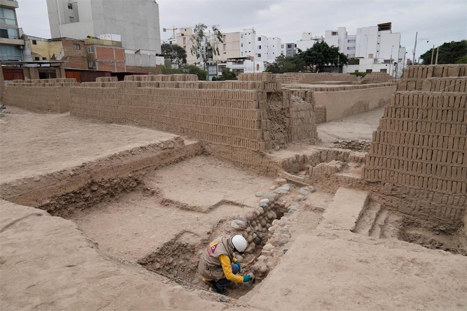 Huaca Pucllana ist eine Ruinenstätte mitten in der peruanischen Hauptstadt Lima. Martin Mejia/AP/dpa