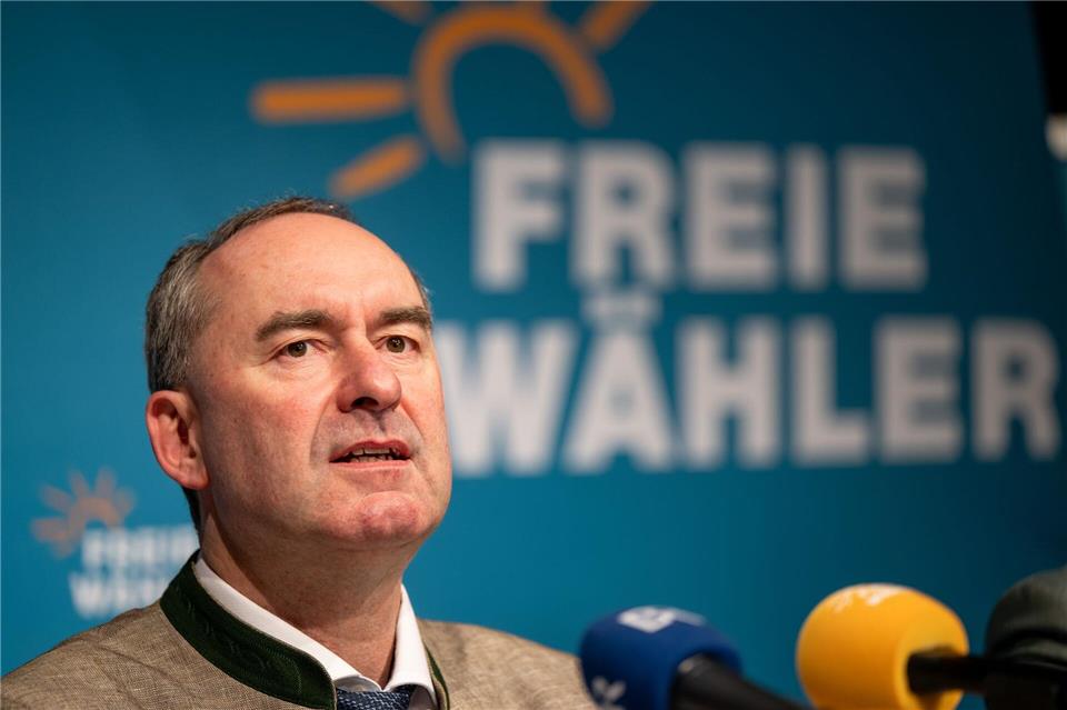 Hubert Aiwanger, Parteichef der Freien Wähler, sieht die Erfolge bei der Kommunalwahlen auch als Steilvorlage für die Landtagswahl 2028 in Bayern. Lennart Preiss/dpa