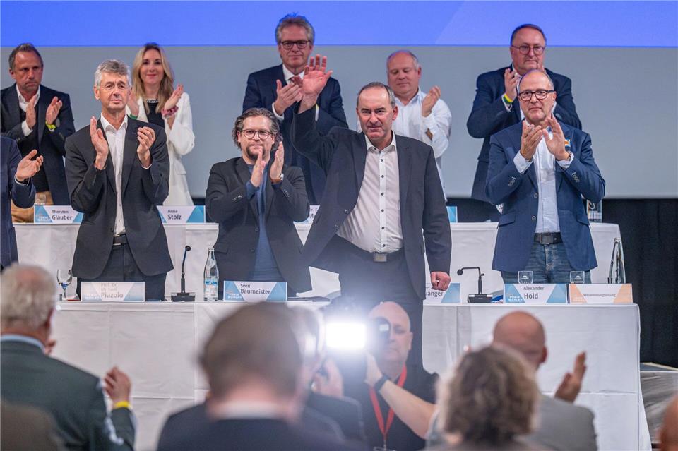 Aiwanger bleibt Freie-Wähler-Chef – „sehr zufrieden“ Hubert Aiwanger ist bei der Landesversammlung der Freien Wähler als Vorsitzender im Amt bestätigt worden.Armin Weigel/dpa
