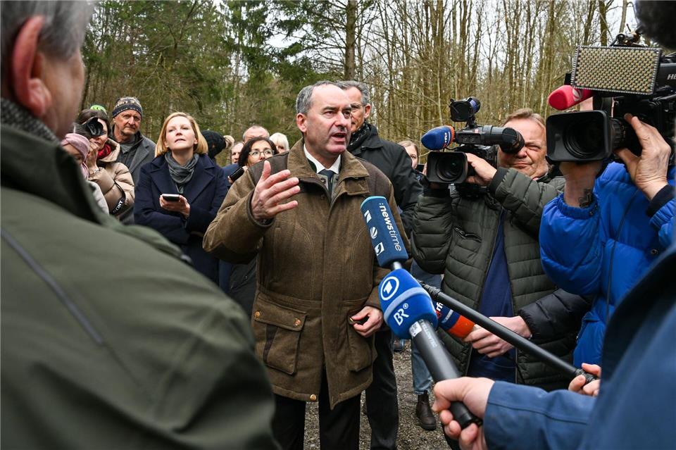 Hubert Aiwanger spricht mit Journalisten und Bürgern im Altöttinger Forst über die Windparkpläne. (Archivbild)Armin Weigel/dpa