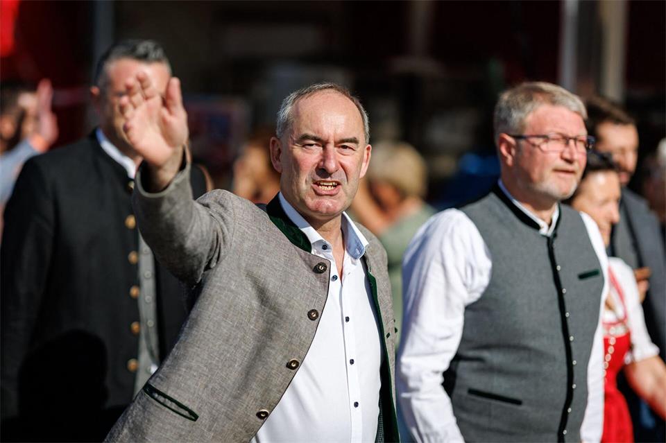 Hubert Aiwanger wetterte beim Gillamoos gegen widersprüchliche Bundespolitik.Daniel Karmann/dpa