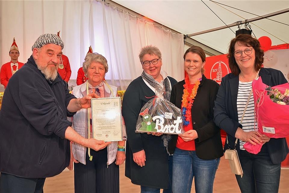 Hubert Leiers, Hedwig Rentmeister, Gisela Brömmel, Martina Grunert und Heike Witte (v. l.) freuen sich über den Preis.