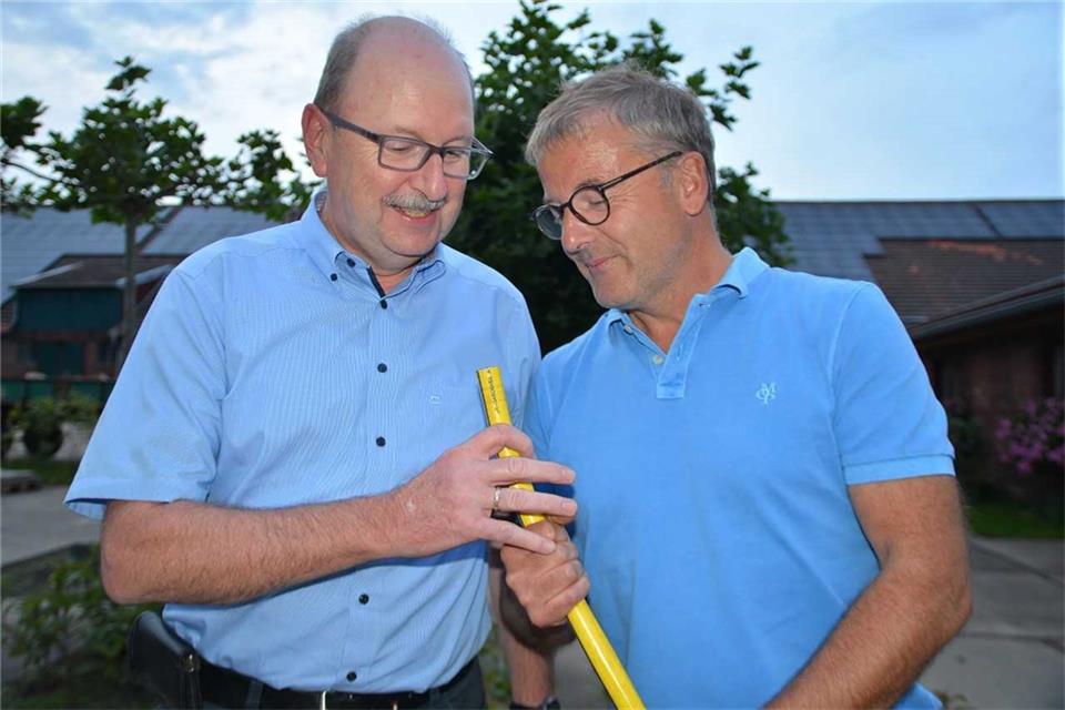 Hubert Olbing (links) und Martin Manns sind zwei der Anlieger aus Erle, die keine Anschlüsse an das öffentliche Trinkwassernetz haben.