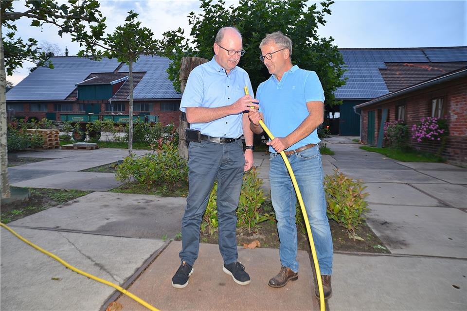 Hubert Olbing und Martin Manns (rechts) befürchten, dass sich das Wasserproblem noch verschärfen wird.
