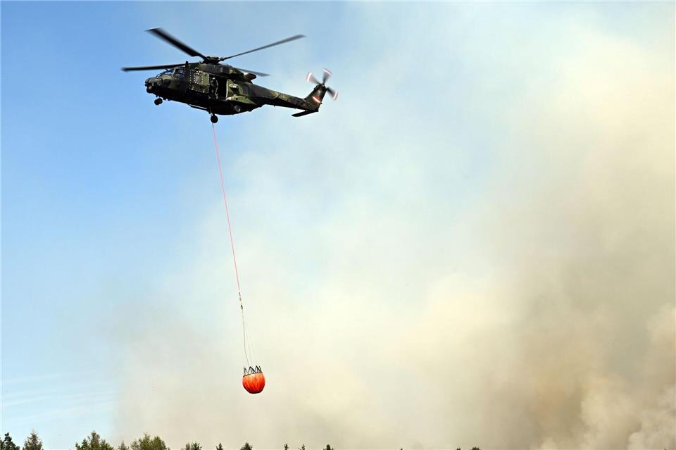 Hubschrauber der Bundeswehr im Einsatz gegen einen Waldbrand.Federico Gambarini/dpa