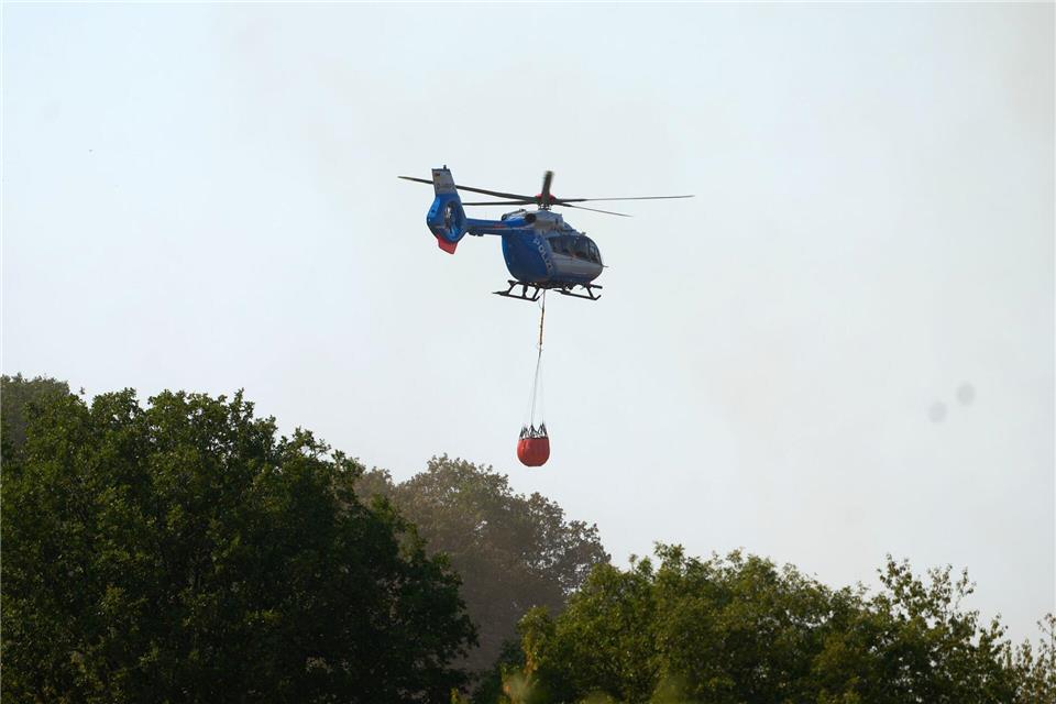 Hubschrauber kämpfen gegen das Feuer.Thomas Frey/dpa