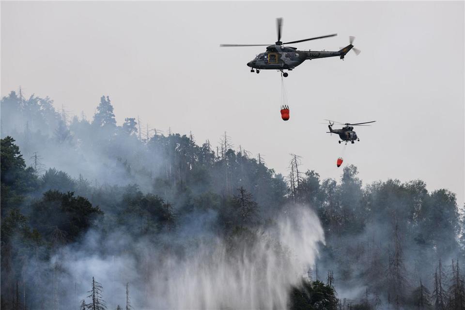 Hubschrauber kamen 2022 bei dem Waldbrand im Grenzland zwischen Sachsen und Tschechien zum Einsatz. (Archivbild)Robert Michael/dpa