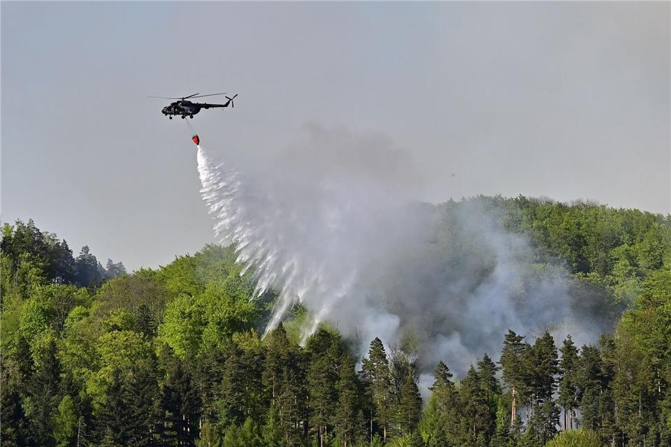 Hubschrauber sind im Einsatz, um einem Waldbrand im tschechischen Nationalpark Böhmische Schweiz zu löschen.Hájek Ondøej/CTK/dpa