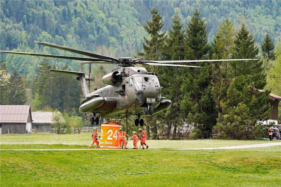 Hubschrauber starten weiter zu Löschflügen.Uwe Lein/dpa