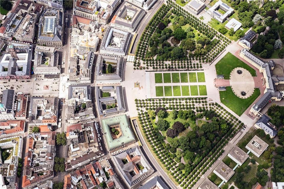 Hübsch ist die Karlsruher Innenstadt mit dem Schloss. Und auch sonst hat die Stadt Experte zufolge eine hohe Lebensqualität. Beim Glücksatlas macht sich das aber nicht bemerkbar. (Archivbild)Uli Deck/dpa