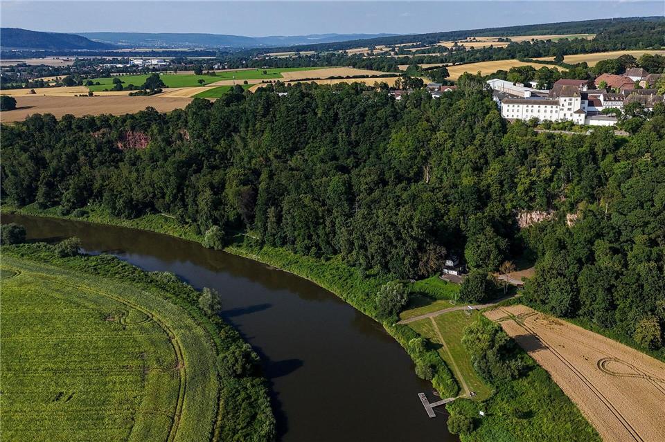 Hügel und der sich schlängelnde Lauf der Weser prägen das Weserbergland. (Archivbild)Swen Pförtner/dpa