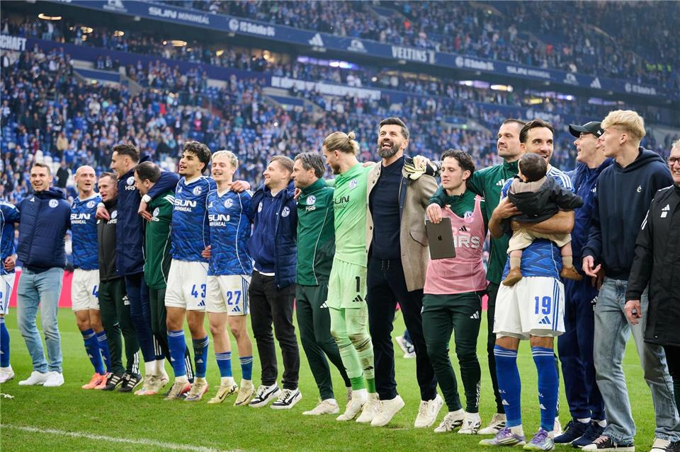 Hüpfend feierten die Schalker den Sieg vor der Fankurve.Bernd Thissen/dpa