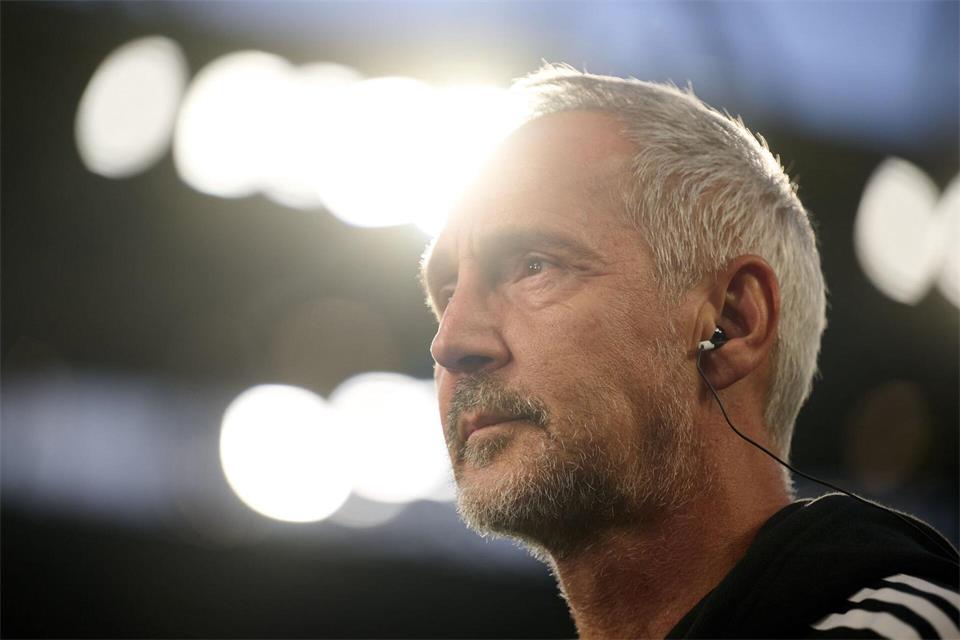 Hütter und die Eintracht sind beim HSV gefordert.Bernd Thissen/dpa