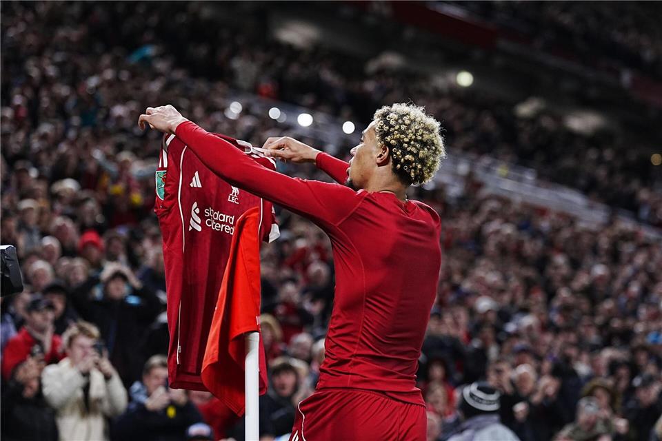Ekitiké trifft und fliegt: Liverpool siegt im Ligapokal Hugo Ekitike zieht bei seinem Torjubel das Trikot aus - und wird dafür vom Schiedsrichter bestraftPeter Byrne/PA Wire/dpa