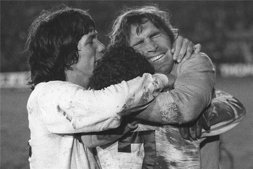 Hugo Gatti (r) feiert 1977 den Sieg im Elfmeterschießen in der Copa Libertadores.Eduardo Di Baia/AP/dpa