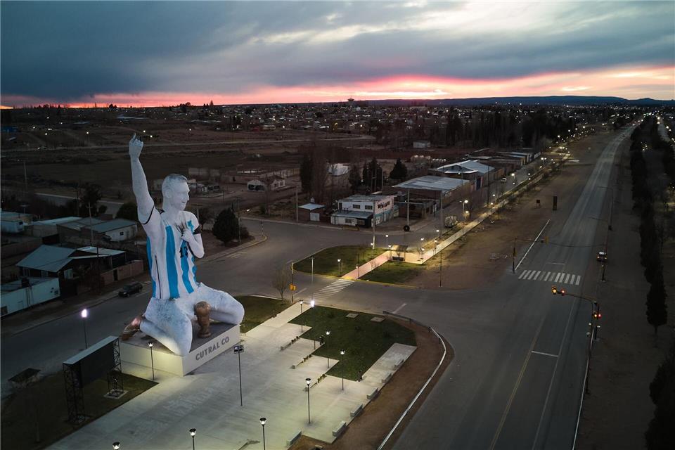 Huldigung für Argentiniens Helden: Messi-Statue in Cutral Co.Nestor Ponce/AP/dpa