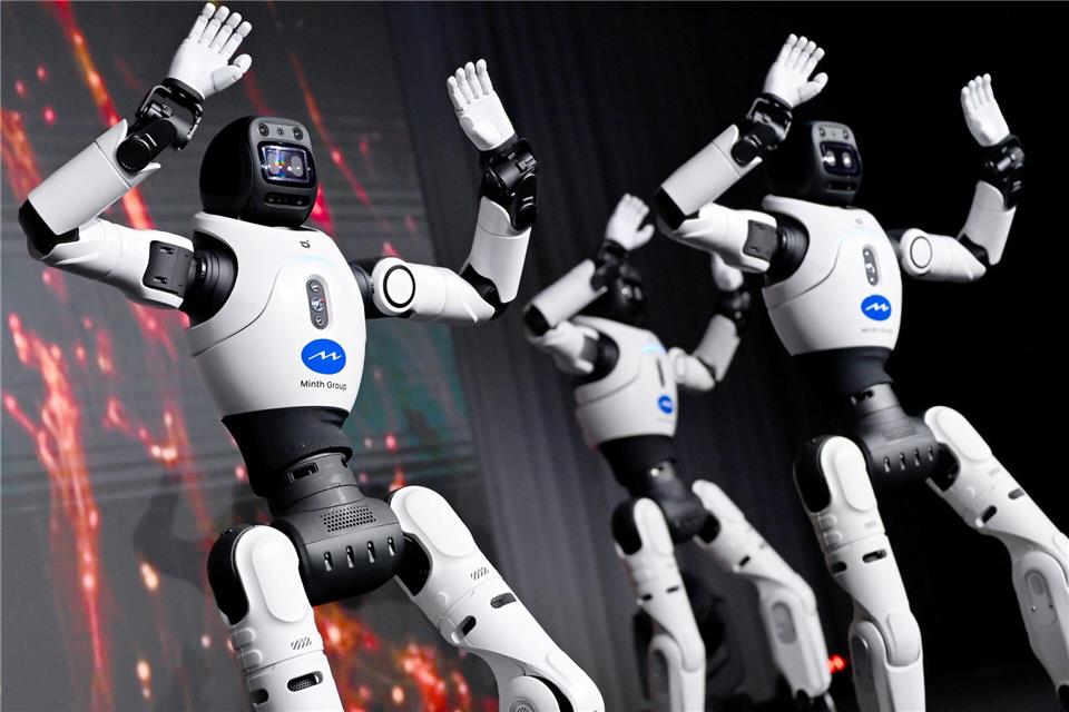 Humanoide Roboter auf der BühneSven Hoppe/dpa