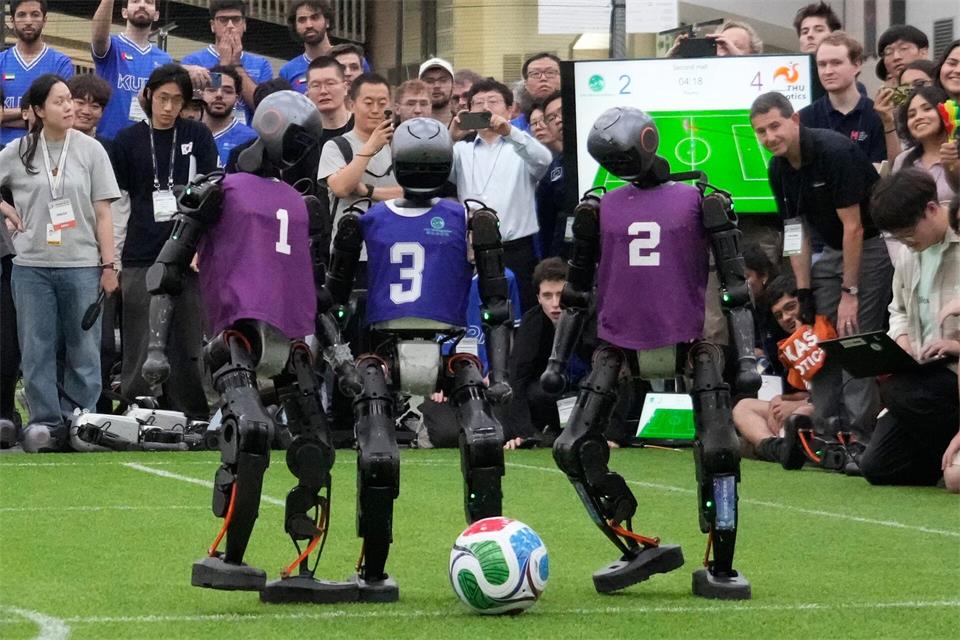 Humanoide Roboter spielen schon lange Fußball wie hier beim RoboCup 2026. Forschende nutzen den Sport, um Wahrnehmung und Steuerung der Maschinen zu verbessern. (Symbolbild)Ahn Young-joon/AP/dpa
