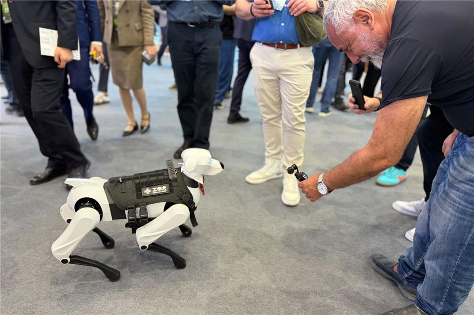 Humanoide Roboter und Cyberhunde verzücken die Besucher der Auto China.Thomas Geiger/dpa-tmn