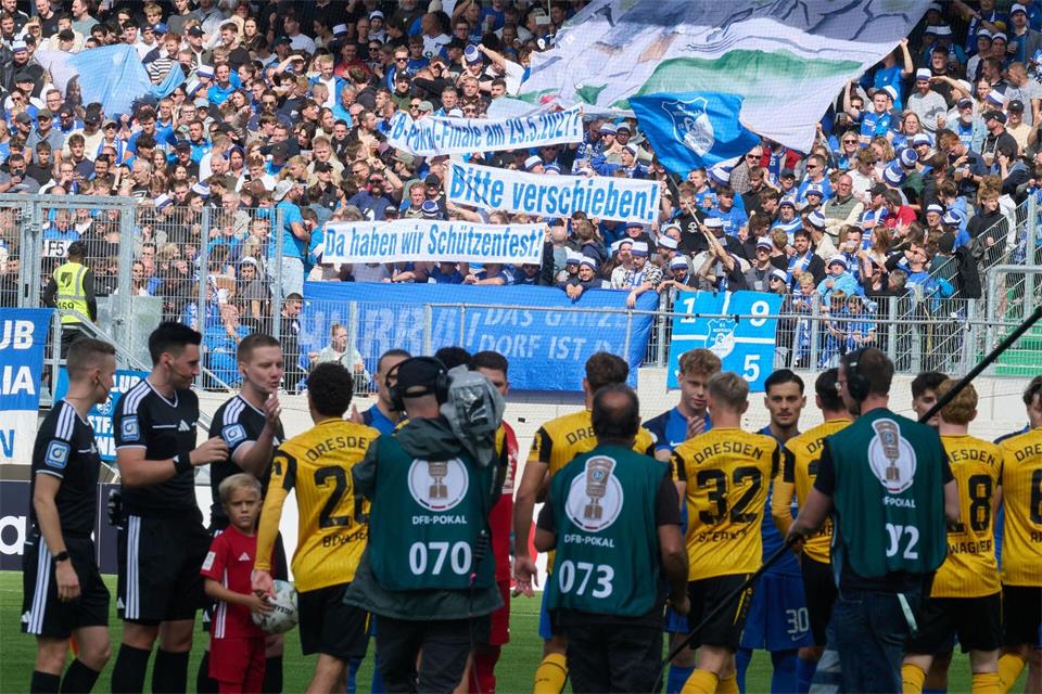 Humorvolles Plakat der Rhynern-Fans vor dem Spiel: „DFB-Pokalfinale 29.05.2027? Bitte verschieben! Da haben wir Schützenfest!“Bernd Thissen/dpa