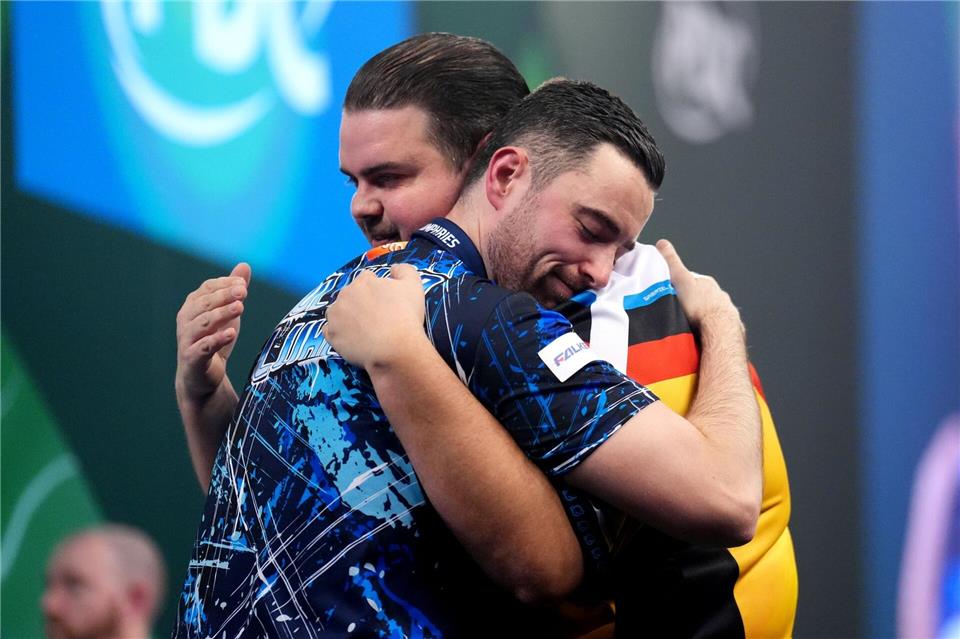 Humphries (l) macht Clemens Komplimente.John Walton/PA Wire/dpa