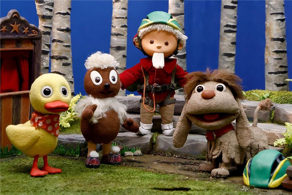 Hund Moppi (rechts im Bild) feiert Geburtstag. (Archivbild) Carsten Koall/dpa