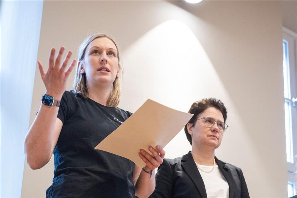 Hundeführerin Sabine Kubinski ist von den sozialen Fähigkeiten ihrer Vierbeiner überzeugt.Marijan Murat/dpa