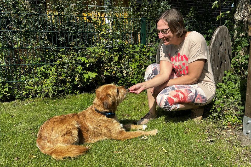 Neuer Anlauf für Hundewiese in Raesfeld Hundehalterin Astrid Böhle wünscht sich eine Auslauffläche für Hund Bernie.