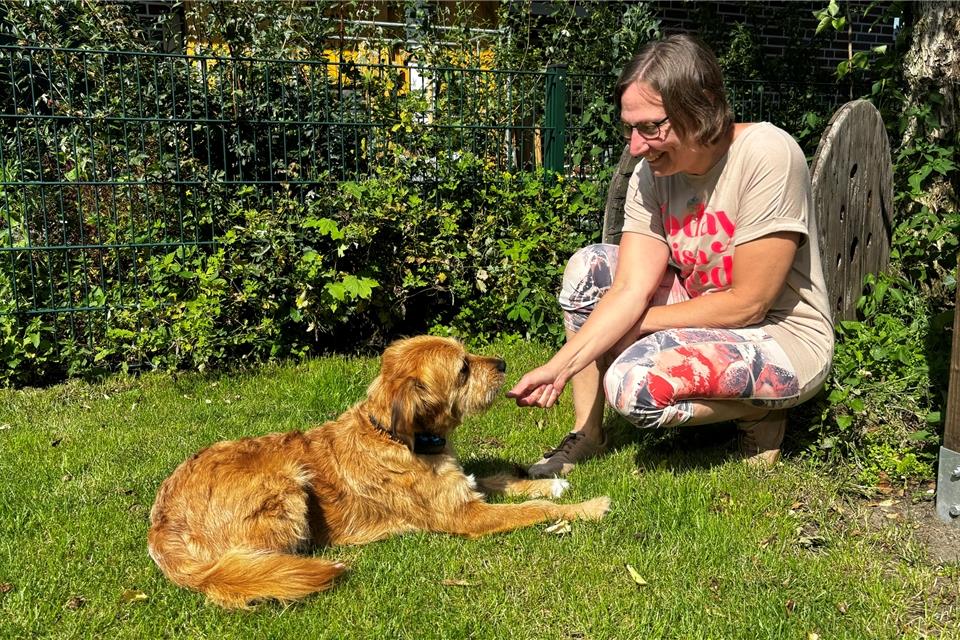 Hundehalterin Astrid Böhle wünscht sich eine öffentliche Auslauffläche für Hunde nach dem Beispiel der Stadt Borken. Gerade Tierschutzhunde wie Bernie könnten davon profitieren.