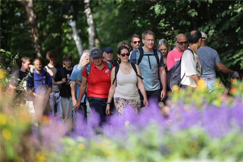 Hundert oder mehr Menschen begleiten Günther auf der ersten Etappe seiner Wanderung.Christian Charisius/dpa