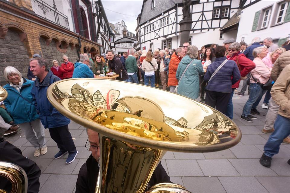 Hunderte Besucher stehen in Winningen auf dem Weinmarkt, um am alten Osterbrauch des „Eierkibbens“ teilzunehmen.Thomas Frey/dpa