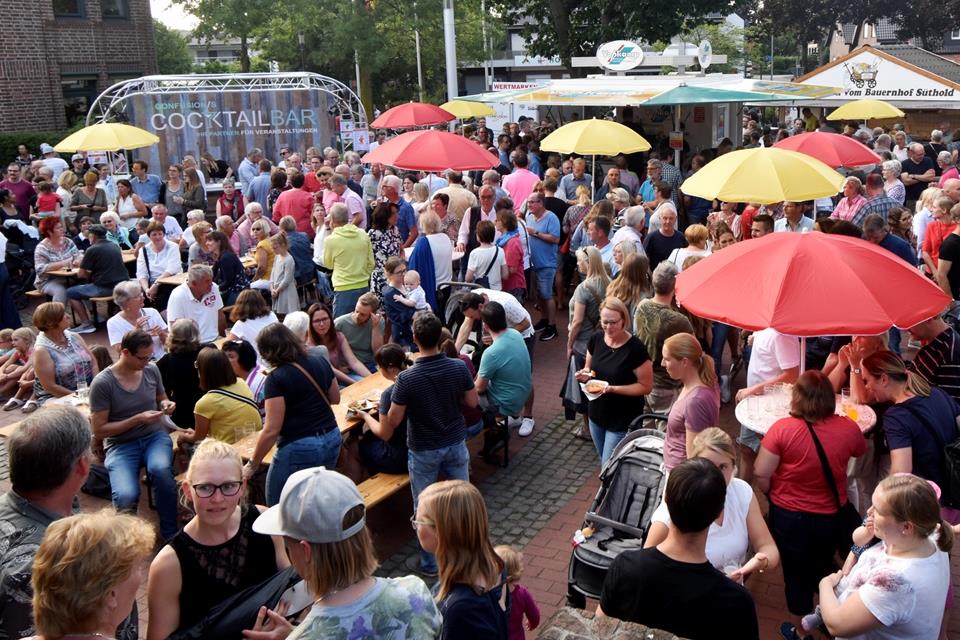 Hunderte Besucher strömten am Freitagabend zur ersten Ausgabe der Reihe „Live und Lecker“ auf dem Raesfelder Rathausplatz. 
