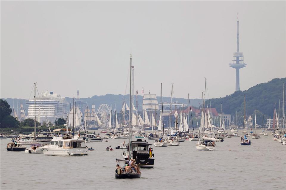 Hunderte Boote waren auf dem Wasser - darunter viele Zuschauerboote.Frank Molter/dpa