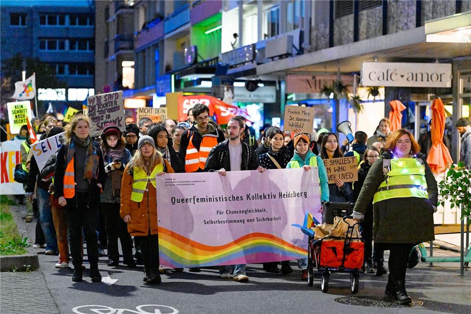 Hunderte Demonstranten gingen auf die Straße.Uwe Anspach/dpa