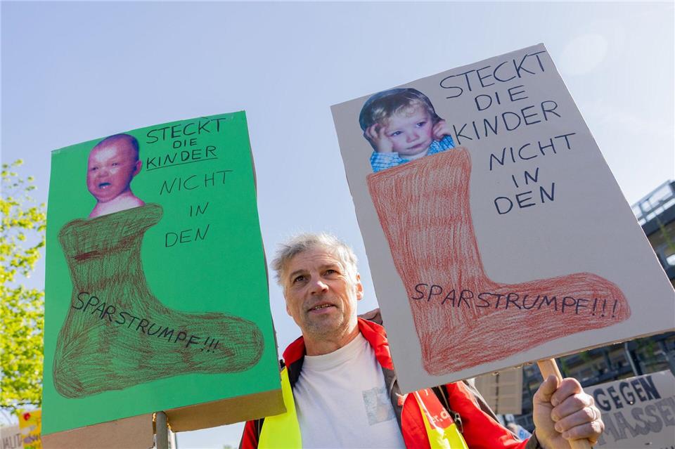Hunderte Demonstranten protestieren auf der Landtagswiese gegen die geplanten Änderungen am Kinderbildungsgesetz.Rolf Vennenbernd/dpa