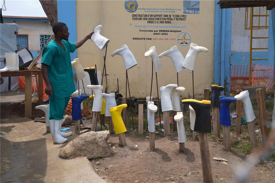 Hunderte Ebola-Patienten werden in Krankenhäusern und Isolierstationen behandelt, doch eine Mehrheit der Patienten stirbt in den Ortschaften. (Archivbild)Dieudonne Dirole/AP/dpa