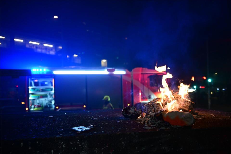 Hunderte Einsätze fährt die Berliner Feuerwehr in den Stunden nach Mitternacht. Sebastian Christoph Gollnow/dpa